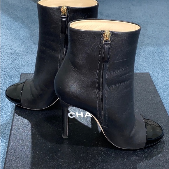 CHANEL SHORT LEATHER BOOTS - Picture 5 of 7